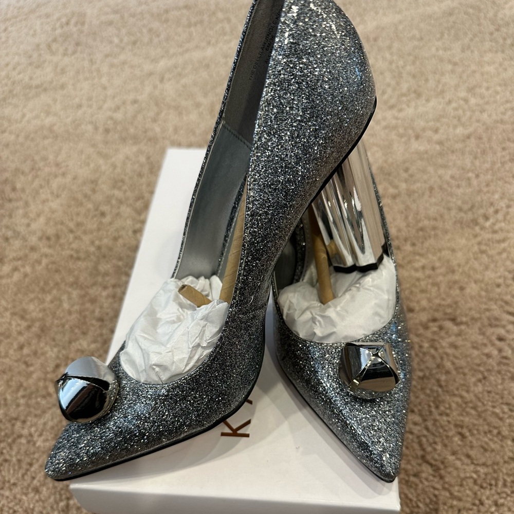 Katy Perry The Dellilah Jingle Bell Pump - Size 6